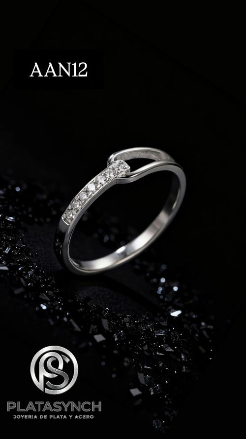 AAN12 - Anillo Acero plateado-  linea hueca con linea de circoneas